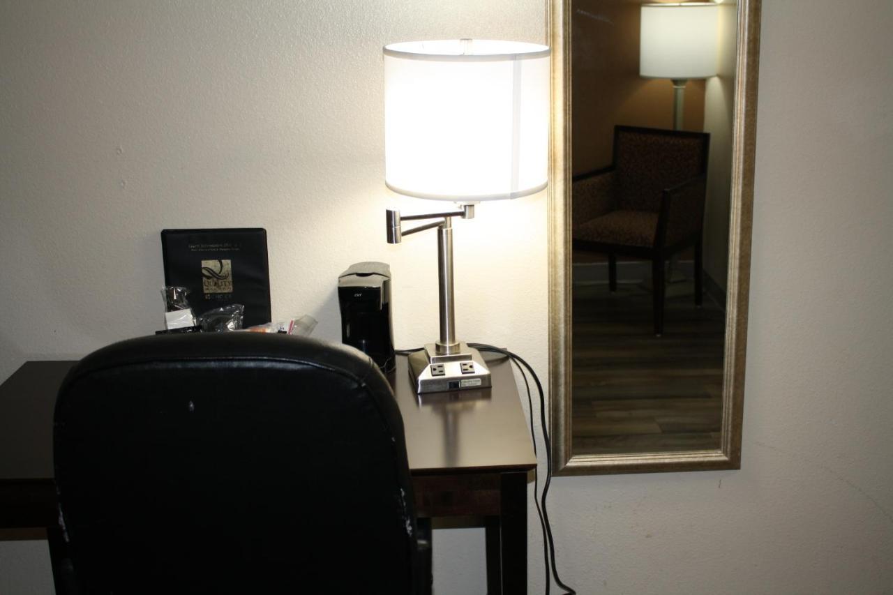 Quality Inn & Suites Wichita Falls I-44 Bagian luar foto